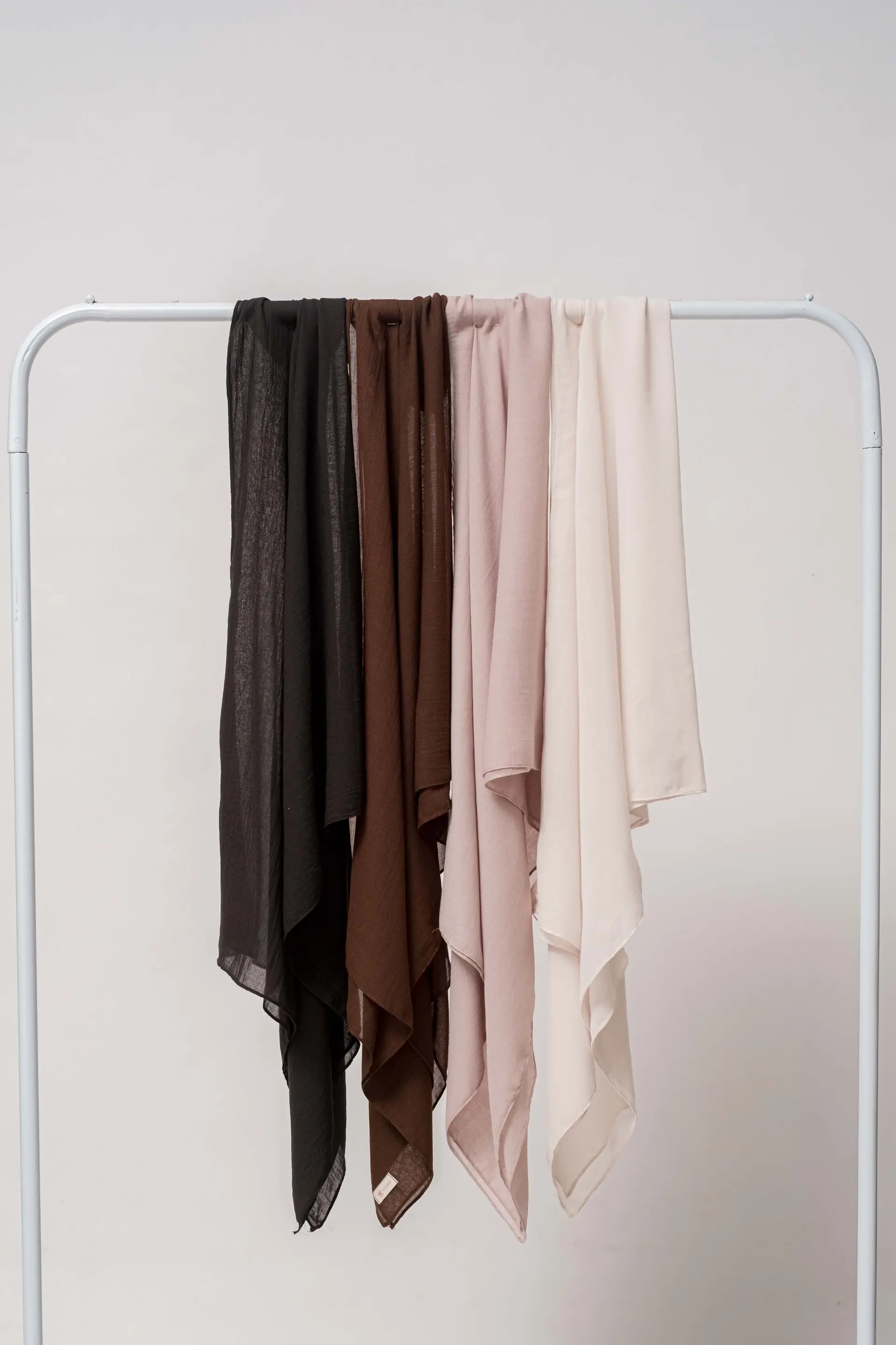 Empat warna jilbab voal SYAMSS berjajar, yaitu Noir, Cocoa, Latte, dan Pearl