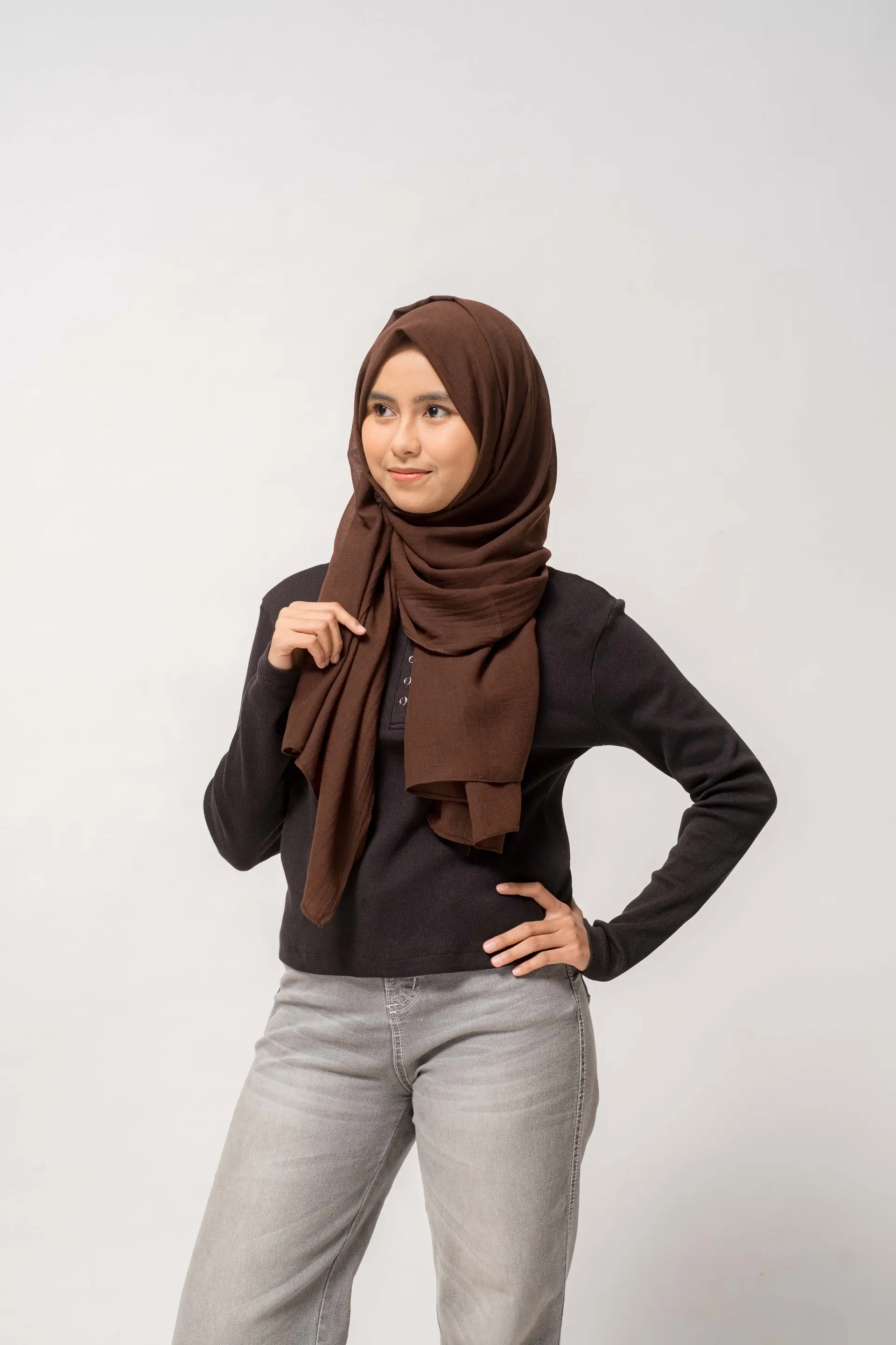 Model memakai jilbab voal SYAMSS warna Cocoa