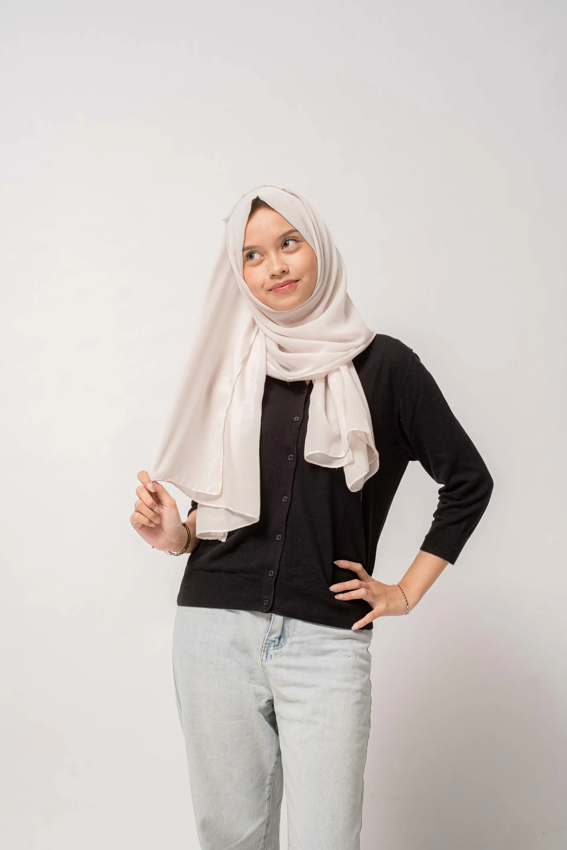 Jilbab voal SYAMSS warna Pearl dipakai dengan cardigan hitam