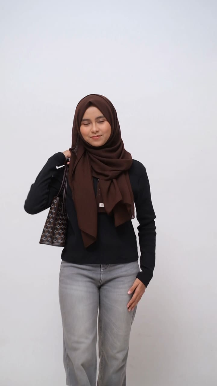 Model memakai jilbab voal SYAMSS warna Cocoa
