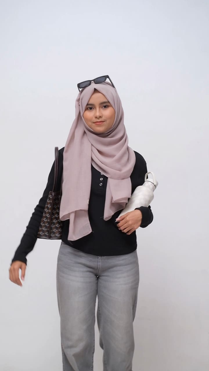 Model memakai jilbab voal SYAMSS warna Latte