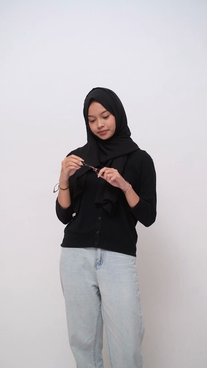 Model memakai jilbab voal SYAMSS warna Noir