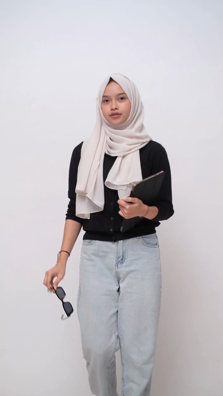 Model memakai jilbab voal SYAMSS warna Pearl